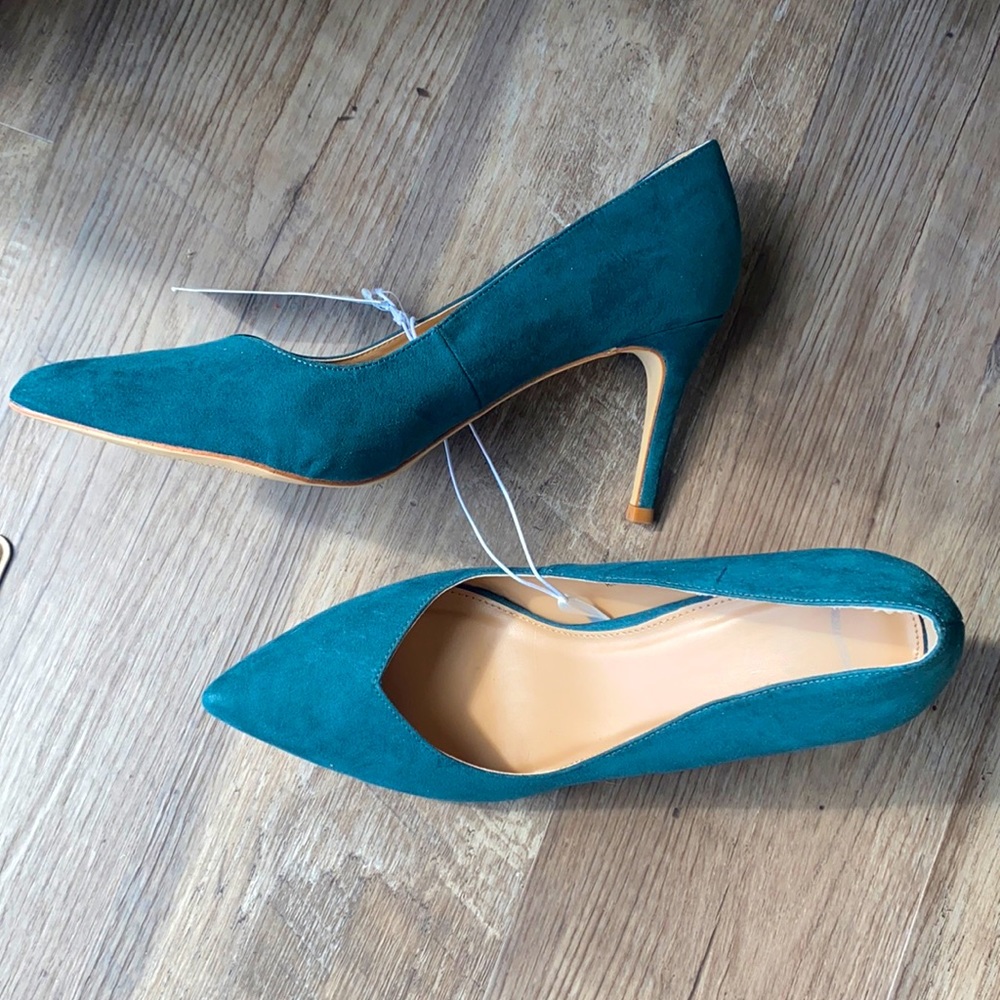 Jade pointed toe suede pump